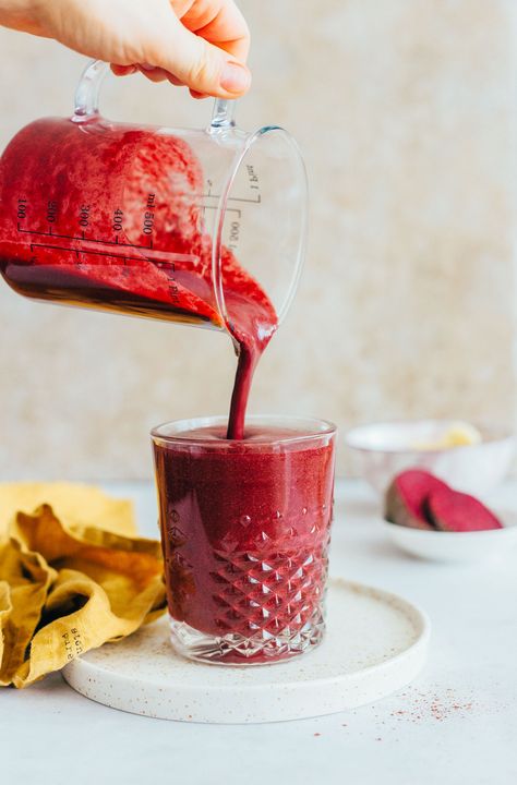 RICH Creamy Red Velvet Cake SMOOTHIE! 6 wholesome ingredients, nutrient-rich, SO chocolaty! #plantbased #smoothie #chocolate #beet #recipe #minimalistbaker Red Velvet Smoothie, Smoothie Chocolate, Red Smoothie, Minimalist Baker, Creamy Smoothies, Healthy Breakfast Smoothies, Coconut Whipped Cream, Vegan Smoothies, Healthy Smoothie