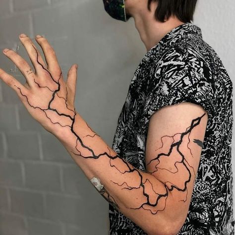 Vegan Tattoos, Blitz Tattoo, Tattoo Bras Homme, Lightning Bolt Tattoo, Lightning Tattoo, Bolt Tattoo, Vegan Tattoo, Back Of Shoulder Tattoo, Tato Lengan