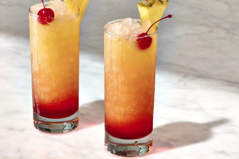 Looks just like a beach sunset. Kids Cocktails, Summer Alcoholic Drinks, Photographic Collage, Malibu Sunrise, Pina Colada Rum, Citrus Shrimp, Juice Coconut, Layered Drinks, Malibu Sunset