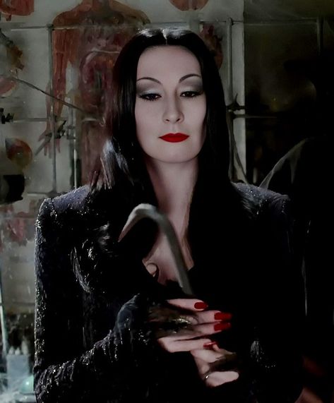 Halloween Costumes Adams Family, Morticia Addams Makeup, Addams Family Costumes, Gomez And Morticia, Anjelica Huston, Morticia Addams, Adams Family, Halloween Inspo, Family Costumes