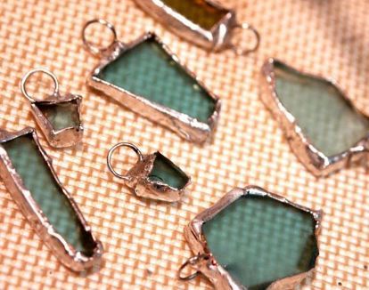 How do you "foil wrap" beach glass or raw gemstones? I have seen this look everywhere, even on coasters. I love it, and need to know how to make it! Glass Pendent, Hantverk Diy, Broken China Jewelry, Stained Glass Jewelry, Beachglass Jewelry, Soldering Jewelry, Sea Glass Crafts, Jewelry Techniques, Sea Glass Art