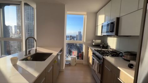 New York Apartment Decor, Kitchen Fridge Cabinet, Wall Microwave, New York Apartment Aesthetic, New York Apartment Interior, Luxury Apartment Kitchen, Apartamento New York, Apartments New York, New York Kitchen