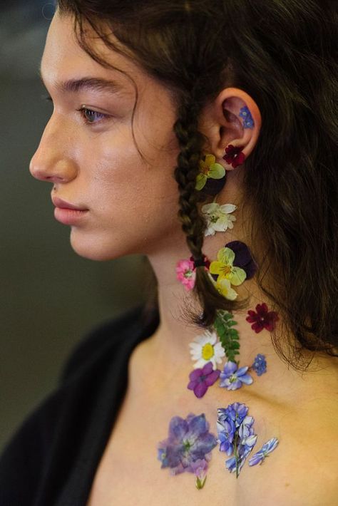 At the Preen by Thornton Bregazzi show at London Fashion Week, models walked the runway covered in delicate pressed petals. The makeup artists behind the look haven’t publicly revealed their secrets yet, but we reckon they created the look by pressing the flowers – you know, by putting them between the pages of a heavy book – then lightly sticking them on to the skin with a dab of eyelash glue. Sapphic Violets, Nose Bump Aesthetic, Nose Bump, Face With Flowers, Big Nose Beauty, Flower Makeup, Thornton Bregazzi, Preen By Thornton Bregazzi, Joan Smalls