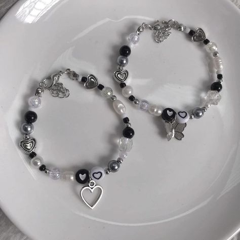 Bracelet Beaded Aesthetic, Necklaces And Bracelets Aesthetic, Bead Accessories Aesthetic, Beaded Bracelets Ideas Aesthetic, Bff Bracelets Aesthetic, Grunge Bead Bracelets, Signature Aesthetic Ideas, Beads Inspo Aesthetic, Beaded Bracelets Aesthetic Grunge