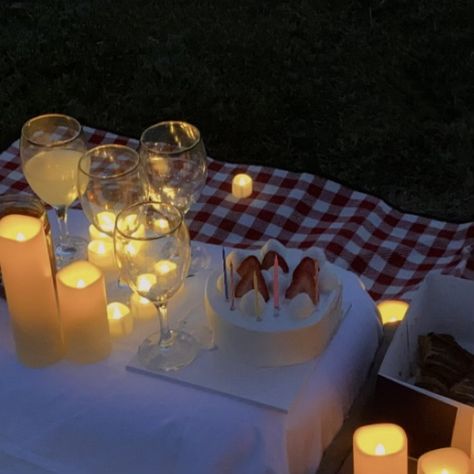 Birthday Night Picnic, Candle Lit Picnic Night, Fairy Lights Picnic, Star Gazing Picnic, Evening Picnic Ideas, Picnic At Night Aesthetic, Picnic Night Date, Picnic Night Aesthetic, Romantic Night Picnic