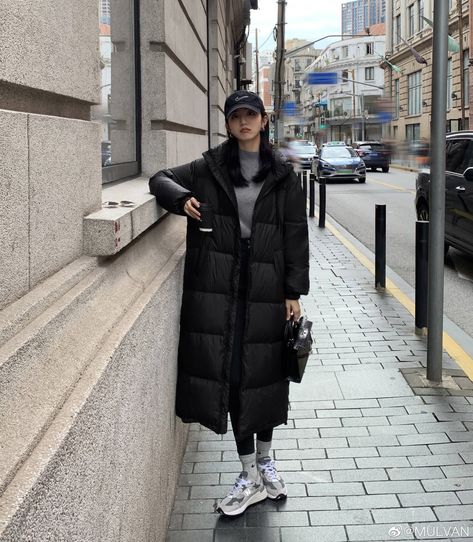 Winter Outfits Long Puffer, Korean Fashion Winter Coats Jackets, Korean Winter Outfits Street Style Seoul, Outfits With Long Puffer Jackets, Tokyo Winter Street Style, Long Puffer Jacket Outfit Korean, Long Puffy Coat Outfit, Winter Outfit Tokyo, Tokyo Fashion Winter