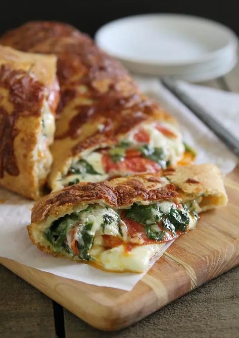 Gooey, cheesy pepperoni and spinach stuffed bread – SheKnows Stuffed Bread, Spinach Cheese, Spinach And Cheese, Tostadas, I Love Food, Appetizer Snacks, Italian Recipes, Mozzarella, Appetizer Recipes