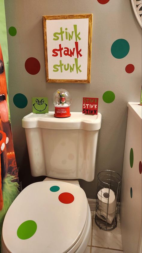 Grinch Room Decor Ideas, Grinch Themed Christmas Tree Diy, Grinch Restroom Decor, Grinch Theme Bathroom, The Grinch Christmas Theme, Grinch Bedroom Ideas, Grinch Entryway Decor, Grinch Advent Calendar Diy, Christmas Wall Shelf Decor Ideas