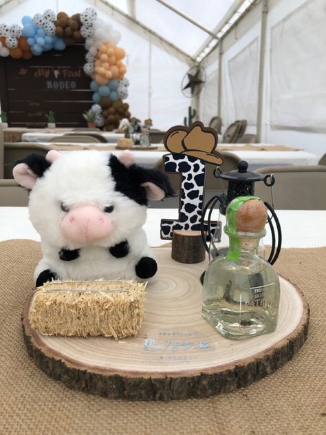 Cow Print Party Centerpieces, Cow Theme Table Centerpiece, First Rodeo Party Centerpieces, Rodeo Theme Centerpiece Ideas, First Rodeo Birthday Party Centerpieces, Vaquero 1st Birthday Party, Centerpieces Quinceanera Ranchero, My 1st Rodeo Birthday Party Decorations, Cowboy Birthday Centerpieces