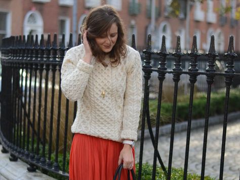 Made with cozy merino wool, Aran sweaters are the ultimate souvenir from Ireland—and a great addition to a winter wardrobe. Irish Fashion Women, Travel Fashion Style, Irish Knit Sweaters, Irish Wool Sweaters, Winter Products, Aran Sweaters, Elegant Midi Skirt, Aran Jumper, Irish Sweater