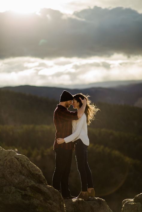 Mountain Photoshoot Ideas, Boulder Engagement Photos, Mountain Engagement Shoot, Mona Kasten, Mountain Photoshoot, Engagement Shoots Poses, Colorado Engagement Photos, Adventure Engagement Photos, Mountain Engagement Photos