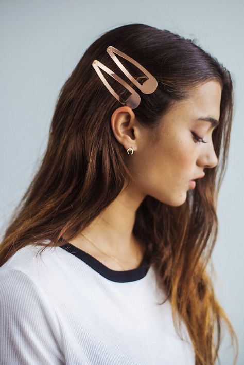 Flash back to the 90s with these XL rose gold snap clips by Kitsch. Affordable and on trend, snap clips are a cute and easy way to upgrade any hairstyle. Click through to shop more beauty products and hair accessories by Kitsch. #mykitsch #kitsch #90s #hair #hairstyles Snap Clips Hairstyles, Hair Clips Hairstyles, Clips Hairstyles, Metal Hair Accessories, Hair Clips 90s, Y2k Hair, Peinados Recogidos, Dark Autumn, Clip Hairstyles