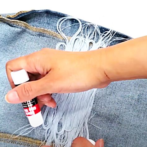 How To Make A Thread Jean Patch - Tread Technique Decorative Jean Patch - Sew Your Jeans - DIY Fashion Ideas Ripped Jeans Patch Ideas, How To Destroy Jeans Diy, Patch Jeans Diy Tutorials, How To Put Patches On Jeans, How To Add Patches To Jeans, Diy Jean Pockets Design, Jean Hole Patch Ideas, Sewing Ripped Jeans, Patched Jeans Diy Ideas