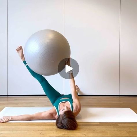 Gymball Workout, Pilates Ball Workout, Fitball Exercises, Gym Ball Exercises, Yoga Ball Workout, Exercises For Hips, Back Of Arm Exercises, Swiss Ball Exercises, Bosu Ball Workout