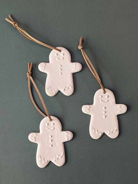 Ceramic Gingerbread Ornaments, Small Clay Ornaments, Hand Made Ceramic Ornaments, Homemade Ceramic Ornaments, Air Dried Clay Ornaments, Air Dry Clay Ideas Christmas Decorations, Ceramic Gingerbread Man, Airdryclay Ornaments, Homemade Clay Christmas Ornaments