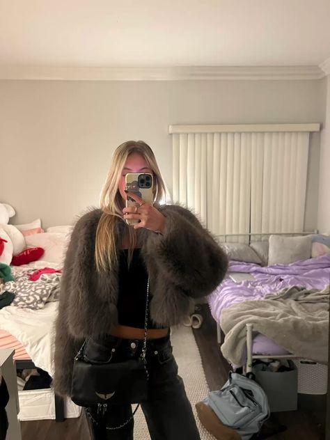 Gray Faux Fur Coat Outfit, New Years Eve Outfits Fur Coat, Gray Fur Coat Outfit, Grey Fur Coat Outfit, Fur Coat Outfit Aesthetic, Faux Fur Gilet Outfit, Short Coat Outfit, Faux Fur Jacket Outfit, Fur Coat Aesthetic