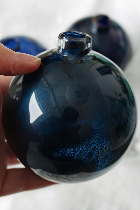 Alcohol Ink Ornament Idea Diy Blue Ornaments Christmas, Galaxy Christmas Ornaments, Space Ornaments Diy, Alcohol Ink Ornaments Glass Ball, Cricut Ornament Ideas, Diy Starry Night, Alcohol Ink Ornaments, Cricut Ornament, Galaxy Christmas