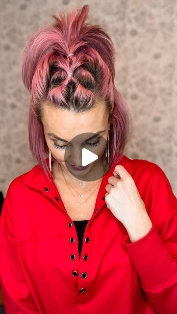 Karen Lester on Instagram: "Half Up…But make it interesting 🩷 adding in an inverted Topsy tail faux Hawk to your half up hairstyle adds the fun factor! By flipping the Topsy tail through the bottom instead of the top, it puts the twists on top giving you a whole different look! #halfuphairstyle #halfuphair #bobhairstyles #hairtutorials" Bob Hairstyles Updo Ideas, Short Ponytail Hairstyles With Bangs, Shoulder Length Cute Hairstyles, Topsytail Hairstyles, Faux Hairstyles For Women, Banded Hairstyles, Easy Halloween Hairstyles For Women, Easy Topsy Tail Hairstyles, Half Up Topsy Tail Hairstyles