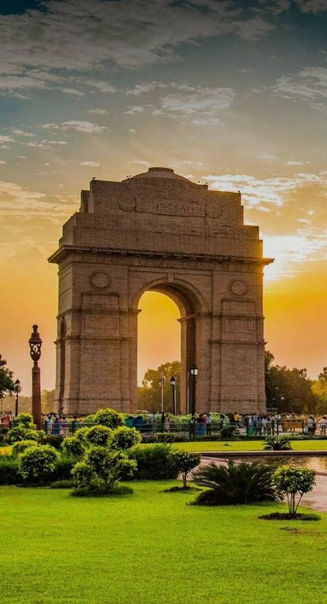 India Gate, New Delhi, India is a War Memorial commemorating 70k Indian soldiers who lost their lives fighting for the British Army during the WWl Delhi Monuments, Movie Canvas Painting, Gate Images, Independence Day Background, Army Images, States And Capitals, Agra Fort, India Gate, Blurred Background Photography