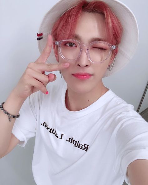 Ateez Pink, Jam Pasir, Woo Young, Kim Hongjoong, K Idols, Record Label, Pink Hair, Pop Group, Kpop Idol