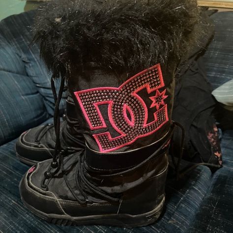 Dc Moon Boots, 2000’s Boots, Y2k Winter Boots, 2000s Mcbling Outfits, Dc Snow Boots, Mcbling Clothes, 2000s Boots, Dc Boots, 2000s Shoes