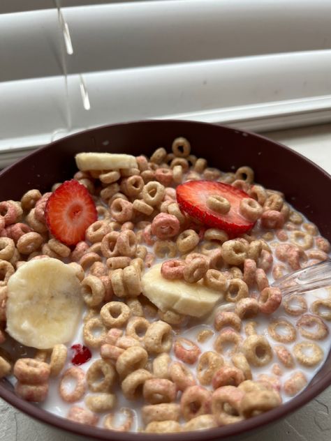 Cereal With Bananas, School Breakfast Aesthetic, Breakfast Cereal Aesthetic, Strawberry Meals, Cheerios Aesthetic, Cereal Breakfast Aesthetic, Healthy Cereal Recipes, Cereal Bowl Aesthetic, Cereal Aestethic