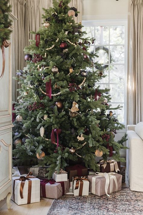 Christmas Tree Inspo, Jenna Sue, Christmas Tree Decorating, Holiday Home Tour, Christmas Tree Inspiration, Tree Decorating, Christmas Inspo, Old World Christmas, Noel Christmas