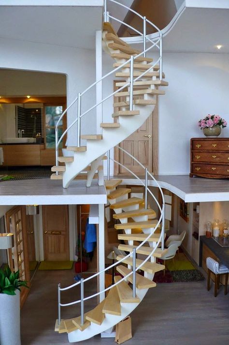 Spiral Staircase 3 Floors, Spiral Staircase 2 Floors, Diy Dollhouse Staircase, Dollhouse Spiral Staircase Diy, Staircase Townhouse, Dollhouse Staircase, Staircase Architecture, Diy Barbie House, Doll House Plans