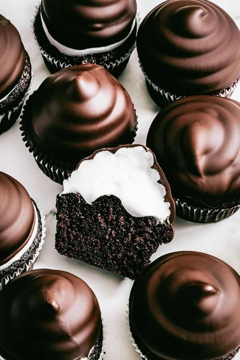 Easy Chocolate Cupcakes, Easy Chocolate Cupcake Recipe, Marshmallow Cupcakes, Homemade Marshmallow Fluff, Vanilla Marshmallows, Marshmallow Frosting, Cupcake Cake Designs, Cupcake Recipes Chocolate, 12 Cupcakes