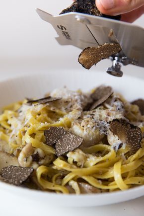 Mama Tommy's: Black Truffle and Shiitake Mushroom Fettuccine [Zack] Pasta Mushroom Recipes, Black Truffle Recipe, Recipes Mushrooms, Pasta Mushroom, Mushroom Fettuccine, Cooking Blogs, Cheese Pasta Recipes, Mushroom Recipes Pasta, Truffle Pasta