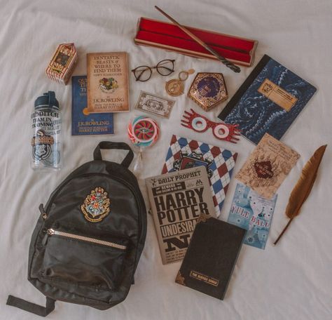 Harry Potter Merchandise Clothes, Hogwarts Backpack, Harry Potter Fanları, Harry Potter Backpack, Harry Potter School, What's In My Backpack, Stile Harry Potter, In My Backpack, Harry Potter Accessories