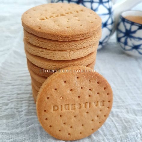 Homemade Digestive Biscuits, Digestive Biscuit Recipe, Gluten Free Sugar Free Recipes, Whole Wheat Biscuits, Wheat Biscuits, Make Biscuits, British Biscuits, Eggless Cookies, Food For Digestion