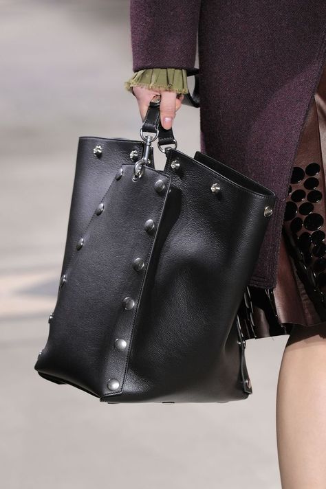 The Best Accessories From London Fashion Week Big Clutch, Unique Handbags, Perfect Handbag, Handbag Heaven, Burberry Handbags, Black Leather Bags, Big Bags, Fall 2016, Black Bag