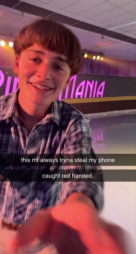 Noah Schnapp Heart Hands, Fame Dr Snapchat, Noah Schnapp Snapchat, Stranger Things Snapchat, Noah Schnapp Funny, Noah Video, Funny Snapchat Pictures, Funny Snapchat, Funny Selfies