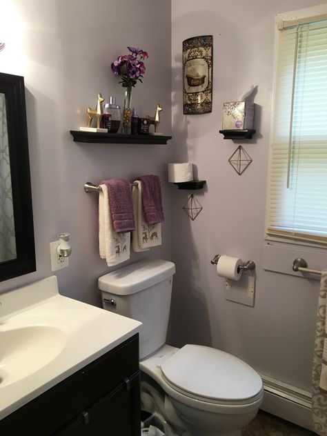 Grey And Purple Bathroom Decor, Lilac Purple Bathroom, Bathroom Purple And Grey, Purple Gray Bathroom Ideas, Purple And Black Bathroom Decor, Lilac And Black Bathroom, Purple Aesthetic Bathroom Ideas, Purple Bathroom Ideas Decor Small Spaces, Purple Black And Grey Bathroom Ideas