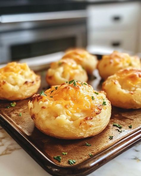 The moment I saw this recipe, I knew I had to give it a shot. Turned out to be a delicious choice! Loaded Mash Potato Cups, Recipes Using Mashed Potatoes, Recipes For Leftover Mashed Potatoes, Muffin Potatoes, Puffed Potatoes, Cooktop Cove, Slow Cooker Kitchen, Potato Appetizers, Potato Puffs