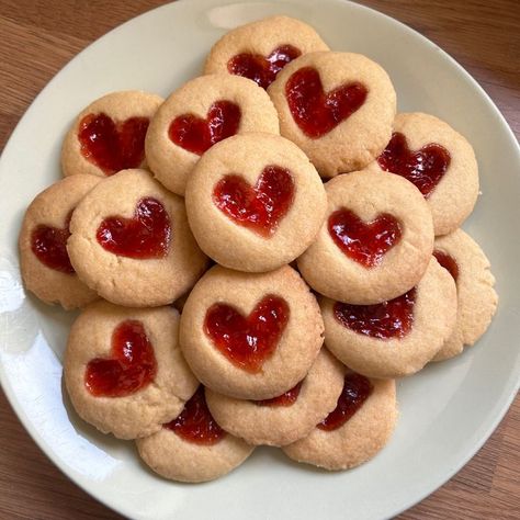 Valentines Baking, Jam Cookies, Shaped Cookies, Heart Shaped Cookies, Cute Baking, Think Food, Heart Cookies, Food Obsession, Cafe Food