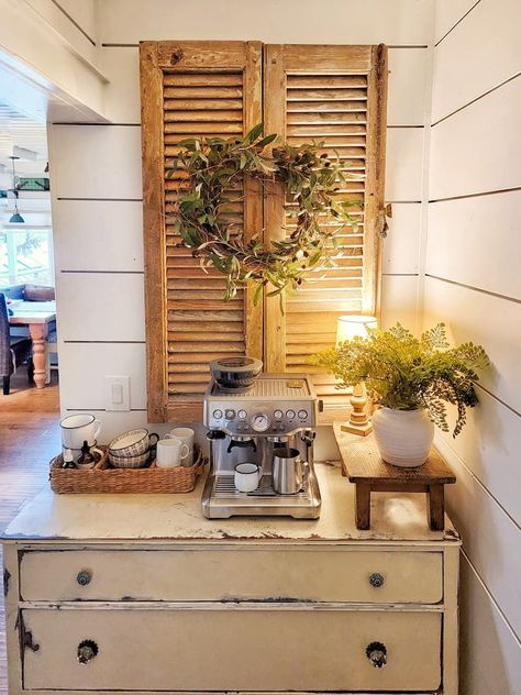 Using a dresser as a coffee bar Vintage Coffee Bar Ideas, French Country Coffee Bar, Farmhouse Antique Decor, Nice Room, Farmhouse Coffee Bar, Beach House Living Room, Apartment Office, Coffee Bar Home, Small Kitchen Decor