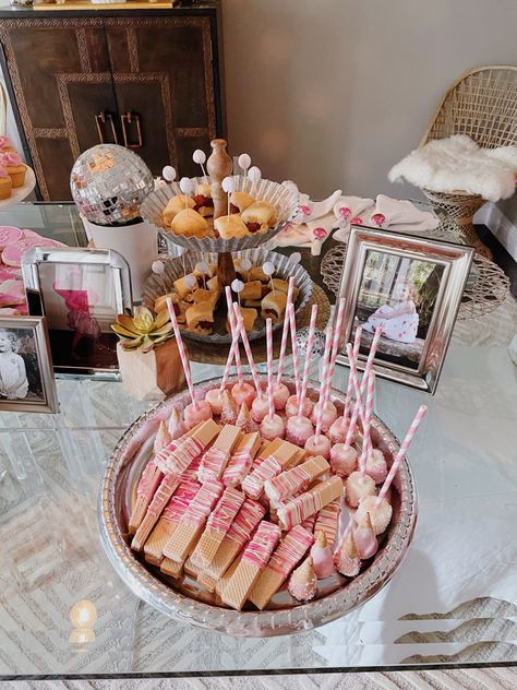 Aesthetic Graduation Party Food, Pink Western Graduation Party, Pink Open House Ideas, Graduation Party Ideas Pink And White, Pink Open House Graduation, Pink Theme Graduation Party, Pink Grad Party Decorations, Grad Party Ideas Pink, Pastel Grad Party