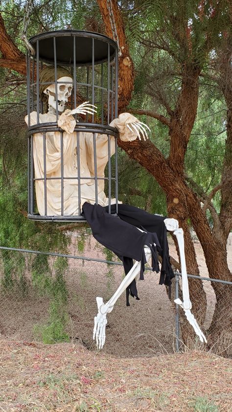 Pirate Gibbet Cage - Halloween 2021: This caged pirate is waiting for you... Come check out my other Pirate Yard Haunt creations! https://pin.it/BUk7AML Skeleton Pirate Halloween Decorations, Diy Pirate Decorations Homemade, Halloween Pirate Theme, Pirate Outdoor Decorations, Pirate Themed Halloween Decorations, Pirate Themed Halloween Party, Diy Pirate Halloween Decorations, Nautical Halloween Decor, Pirate Ship Halloween Yard