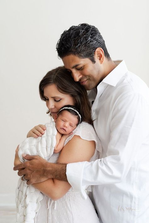 Parent And Newborn Photoshoot, Mom Daughter Newborn Photos, Baby Mom Dad Photography, Newborn Photo Shoot With Parents, Mom Dad Newborn Pictures, Mom Dad And Newborn Pictures, Mom And Dad Newborn Pictures, Dad And Newborn Pictures, Mom Dad Daughter Pictures