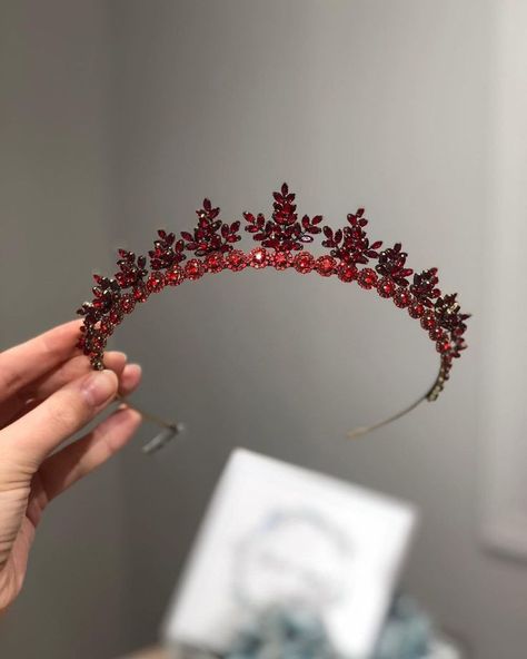 Crystal Crown Tiaras, Red Bridal Dress, Red Bouquet Wedding, Bead Hair Accessories, Diy Crown, Pretty Jewelry Necklaces, Headpiece Jewelry, Vintage Crown, Hand Embroidery Projects