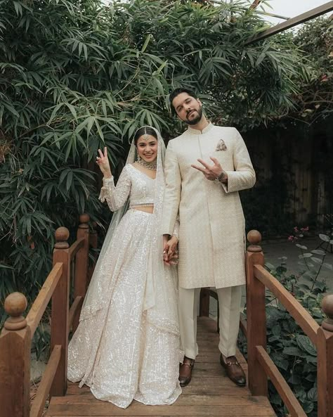 Styled in Pakistan (@styledinpakistan) • Instagram photos and videos Nikkah Photoshoot, Indian Engagement Photos, Engagement Dress For Bride, Punjabi Wedding Couple, Indian Engagement, Nikah Dress, Desi Outfits, Makeup Images, Gown Party Wear