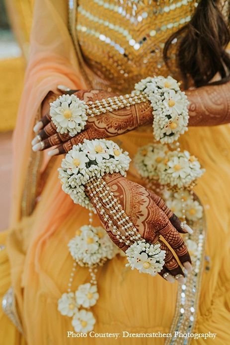 Bindita Baksi and Wanchoo, The Zuri White Sands, Goa Flower Jewellery For Haldi, Flower Jewellery For Mehndi, Haldi Ceremony Outfit, Fresh Flower Jewelry, Flower Jewelry Designs, Wedding Flower Jewelry, Delhi Wedding, Wedding Brides, Mehndi Simple