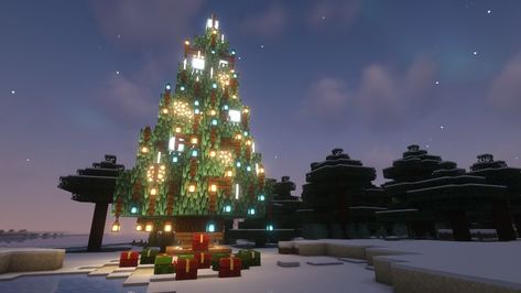 Mc Christmas Tree, Christmas Tree In Minecraft, Christmas Tree Minecraft Ideas, Minecraft Christmas Tree Tutorial, Big Spruce House Minecraft, Minecraft Xmas Builds, Minecraft Christmas Tree Builds, Christmas Minecraft Ideas, Minecraft Christmas Village