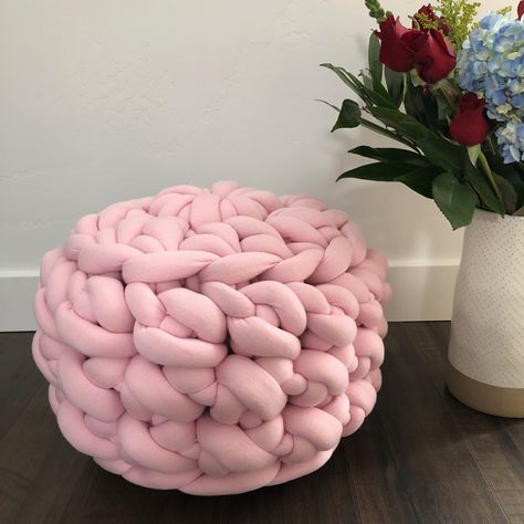 Crochet Floor Pouf, Crochet Pouf Pattern, Jumbo Crochet, Diy Pouf, Blankets Diy, Arm Crocheting, Chunky Yarn Blanket, Crochet Pouf, Giant Yarn