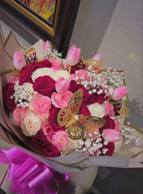 pink white roses tulips birthday flowers bouquet ramo buchon rosas Roses With Tulips Bouquet, Tulips And Roses Bouquet, Roses And Tulips Bouquet, Rose And Tulip Bouquet, Birthday Ramo, White Tulip Bouquet, Pink Tulips Bouquet, Big Bouquet, Vegas Birthday