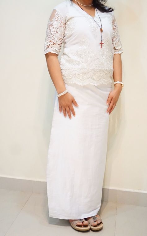 Chatta mundu #keralachristiandress Chatta Mundu Wedding, Chatta Mundu, Chattayum Mundum, Christian Attire, Kerala Dress, Christian Tattoo, Christian Bride, Simple Kurti, Kerala Wedding