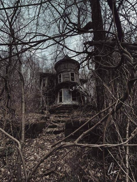 Old House Aesthetic, Abandon House, Haunted House Stories, Creepy Old Houses, Eerie Places, Desert Places, Old Abandoned Buildings, Creepy Houses, Old Abandoned Houses