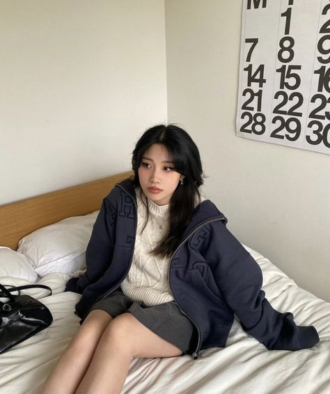 Oversized Zip Up Hoodie Outfit Aesthetic, Hoodie Outfit Korean, Zip Up Hoodie Outfit Aesthetic, Outfit Inspo Downtown Girl, Oversized Zip Up Hoodie Outfit, Outfit Inspo Downtown, Pretty Korean Girl, College Outfits Skirt, Hoodie Outfit Aesthetic